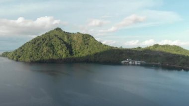 Hava: gün batımında Bandaneira köyü üzerinde uçan Endonezya Banda Adaları Pulau Naira Maluku, dalış seyahat hedef, hindistan cevizi için eski Hollanda kolonisi. Yerli cinelike D-log renk profili