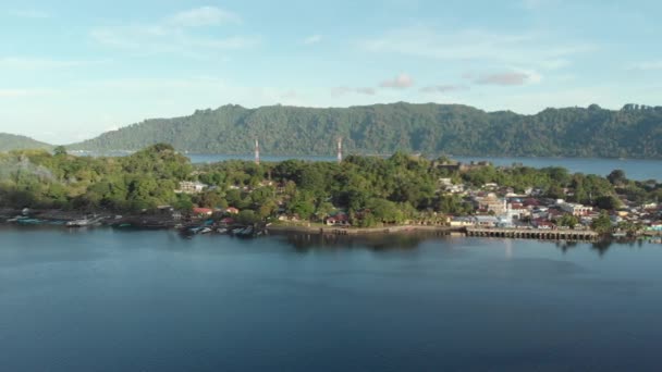 Aereo Sorvolando Villaggio Bandaneira Tramonto Indonesia Isole Banda Pulau Naira — Video Stock