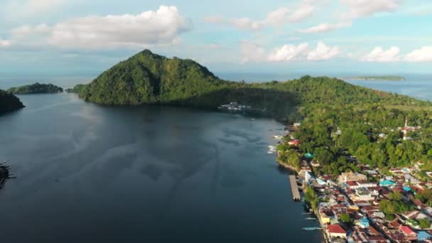 Antenne Vliegen Bandaneira Dorp Bij Zonsondergang Indonesië Banda Eilanden Pulau — Stockvideo