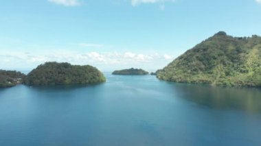 Hava: Bandaneira köy turistik tatil bungalov kıyı şeridi Endonezya Banda Adaları Maluku, dalış seyahat hedef, hindistan cevizi için eski Hollanda kolonisi üzerinde uçan. Yerli cinelike D-log renk profili