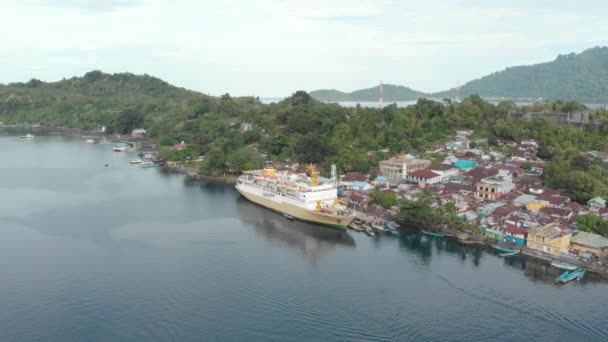 Εναέρια: πετώντας πάνω από το επιβατηγό πλοίο της Bandaneira Pelni στο λιμάνι Ινδονησία μπάντα νησιά Μαλούκου παλιά ολλανδική αποικία για μοσχοκάρυδο. Εγγενή προφίλ χρώματος D-log — Αρχείο Βίντεο