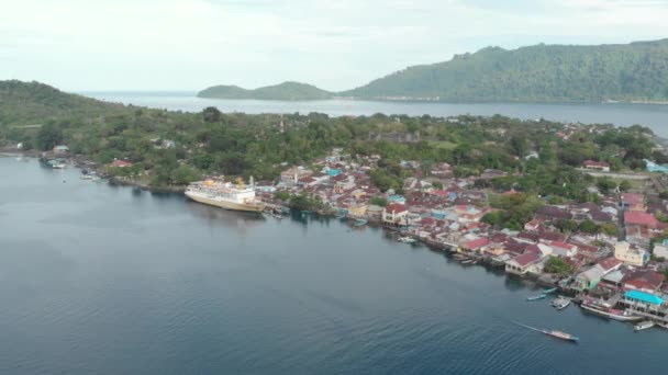 Aerea Sorvolando Nave Passeggeri Pelni Nel Porto Bandaneira Indonesia Isole — Video Stock