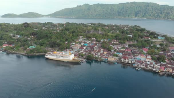 Aerea Sorvolando Nave Passeggeri Pelni Nel Porto Bandaneira Indonesia Isole — Video Stock