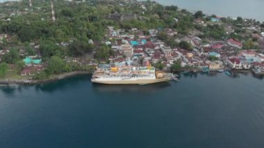 Hava: Bandaneira liman Endonezya Banda Adaları Maluku hindistan cevizi için eski Hollanda kolonisi yolcu gemisi Pelni üzerinde uçan. Yerli cinelike D-log renk profili