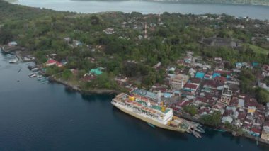 Hava: Bandaneira liman Endonezya Banda Adaları Maluku hindistan cevizi için eski Hollanda kolonisi yolcu gemisi Pelni üzerinde uçan. Yerli cinelike D-log renk profili