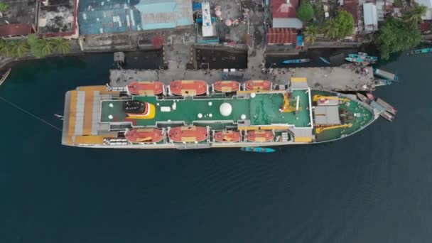 Εναέρια Πετώντας Πάνω Από Επιβατηγό Πλοίο Pelni Στο Λιμάνι Bandaneira — Αρχείο Βίντεο