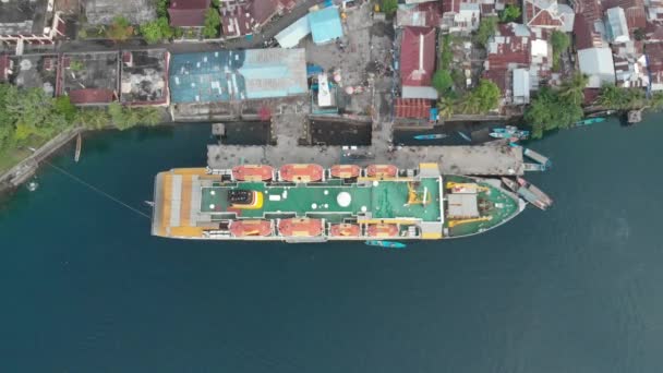 ナツメグのためのインドネシアバンダネラ港インドネシアバンダネ諸島マルク古いオランダの植民地で旅客船ペルニの上を飛ぶ ネイティブシネのようなD Logカラープロファイル — ストック動画