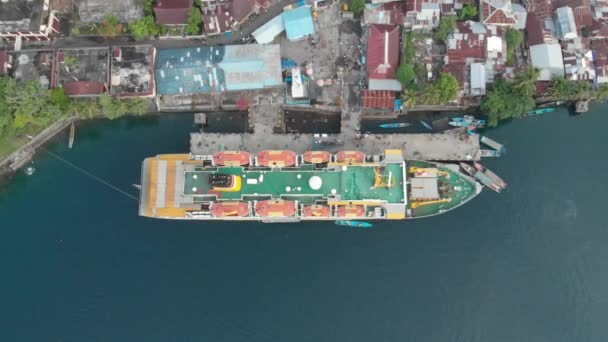 Aerea Sorvolando Nave Passeggeri Pelni Nel Porto Bandaneira Indonesia Isole — Video Stock