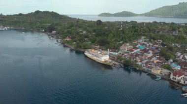 Hava: Bandaneira liman Endonezya Banda Adaları Maluku hindistan cevizi için eski Hollanda kolonisi yolcu gemisi Pelni üzerinde uçan. Yerli cinelike D-log renk profili