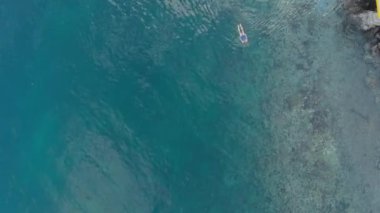 Andan: Pulau Gunung Api kıyı şeridi mercan resiftropikal karayipler deniz turkuaz su Endonezya Banda Adaları Maluku Endonezya üzerinde şnorkel kadın. Yerli cinelike D-log renk profili