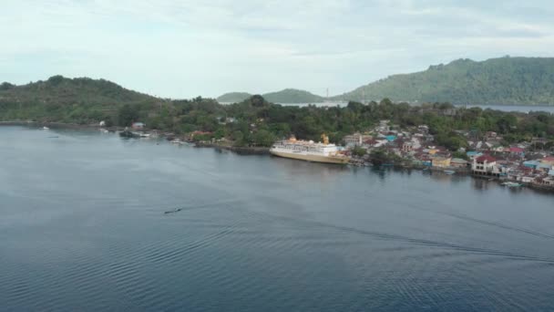Εναέρια Πετώντας Πάνω Από Επιβατηγό Πλοίο Pelni Στο Λιμάνι Bandaneira — Αρχείο Βίντεο