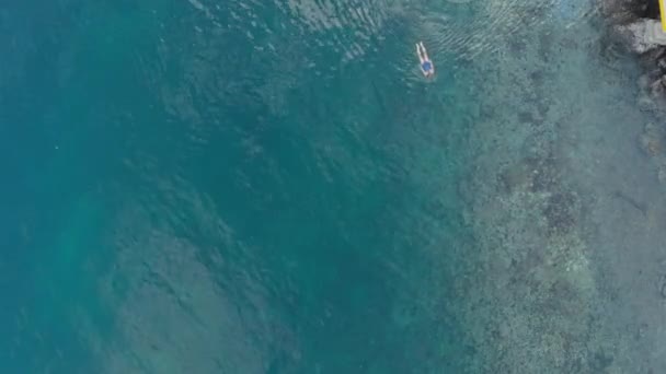 Antenne Frau Schnorcheln Auf Pulau Gunung Api Küste Korallenriff Tropische — Stockvideo