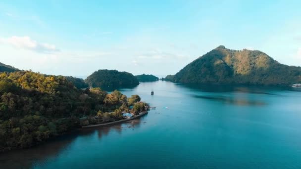 Aerial Flying Bandaneira Village Tourist Resorts Bungalow Coastline Indonesia Banda — Stock Video