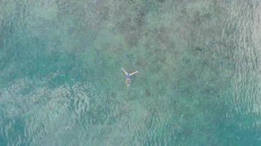 Andan: Pulau Gunung Api kıyı şeridi mercan resiftropikal karayipler deniz turkuaz su Endonezya Banda Adaları Maluku Endonezya üzerinde şnorkel kadın. Yerli cinelike D-log renk profili