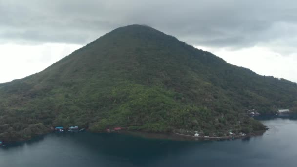 Api 리조트 말루쿠 인도네시아 무성한 청록색 산호초 목적지를 네이티브 시네라이크 — 비디오