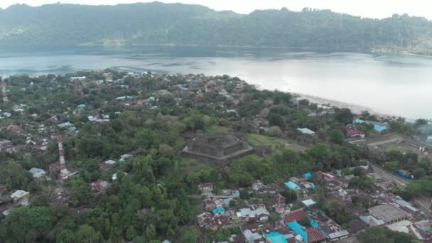 Aerial Pływające Nad Wioski Bandaneira Fort Belgica Indonezja Banda Wyspy — Wideo stockowe