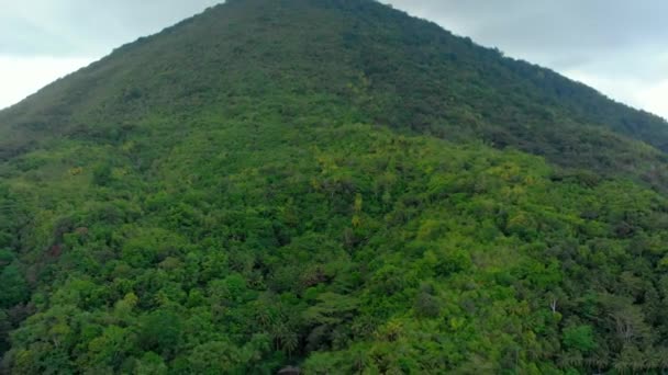 Antenne Vliegen Banda Eilanden Actieve Vulkaan Gunung Api Tourist Resort — Stockvideo