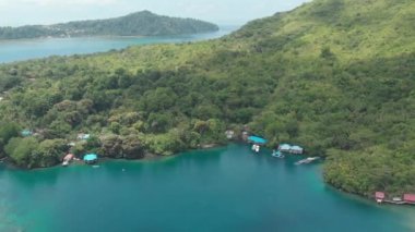 Hava: Banda Adaları turistik tatil bungalov kıyı şeridi Endonezya Banda Adaları Maluku, dalış seyahat hedef, hindistan cevizi için eski Hollanda kolonisi üzerinde uçan
