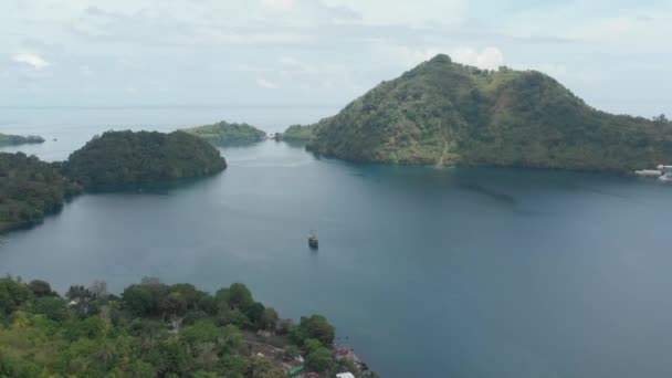 Aéreo Sobrevoando Banda Islands Resorts Turísticos Bungalow Litoral Indonésia Banda — Vídeo de Stock