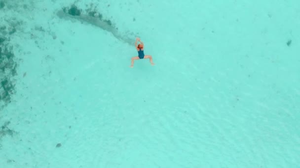 Замедленное Воздушное Движение Сверху Вниз Женщина Плавает Бирюзовой Прозрачной Воде — стоковое видео