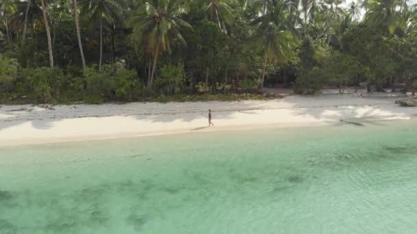 Antenne Vrouw Wandelen Wit Zandstrand Turquoise Water Tropisch Wab Kei — Stockvideo