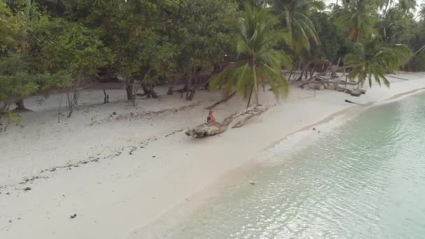 Antenne Vrouw Ontspannen Wit Zandstrand Turquoise Water Tropisch Wab Kei — Stockvideo