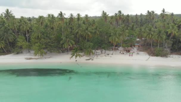 Aéreo Sobrevoando Areia Branca Praia Mar Tropical Aldeia Wab Ilhas — Vídeo de Stock