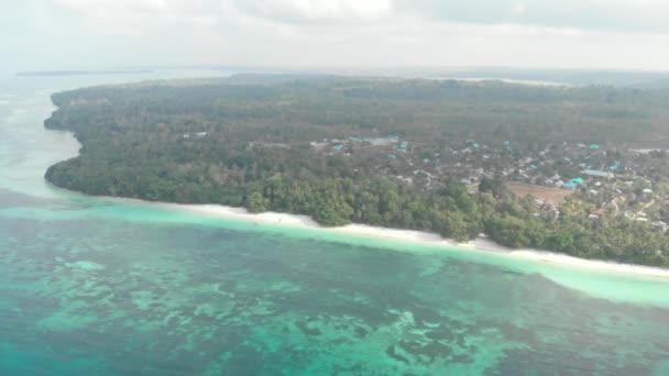 Aéreo Sobrevoando Areia Branca Praia Mar Tropical Aldeia Wab Ilhas — Vídeo de Stock