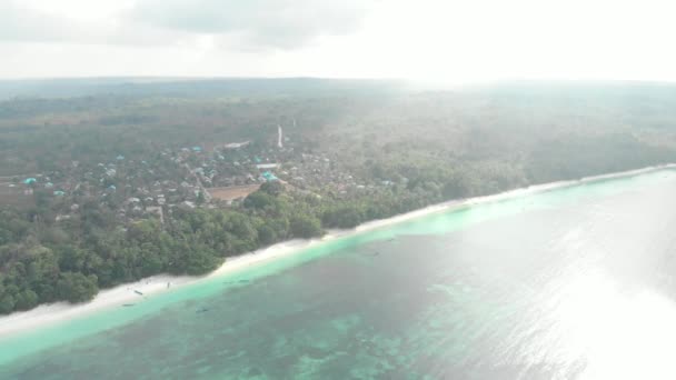 白い砂浜の上を飛ぶ熱帯海ワブ村ケイ諸島マルクインドネシア緑の森ターコイズ水サンゴ礁 ネイティブシネのようなD Logカラープロファイル — ストック動画