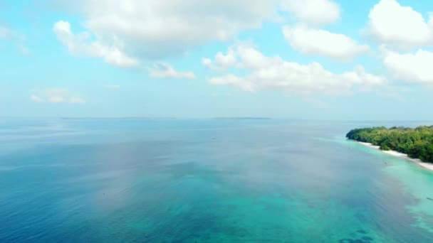 Antenn Flyger Över Vit Sandstrand Tropiska Havet Wab Byn Kei — Stockvideo