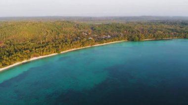 Hava: Wab Kei Adaları Maluku Endonezya palmiye ağacı orman turkuaz su hiçbir kişi de kirlenmemiş beyaz kum plaj gün batımı. Yerli cinelike D-log renk profili