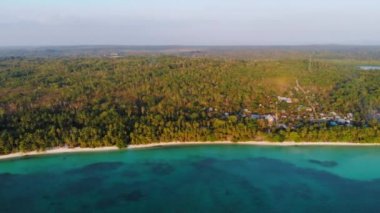 Hava: Wab Kei Adaları Maluku Endonezya palmiye ağacı orman turkuaz su hiçbir kişi de kirlenmemiş beyaz kum plaj gün batımı. Yerli cinelike D-log renk profili