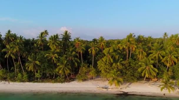 Antenn Oförorenad Vit Sandstrand Solnedgång Wab Kei Islands Maluku Indonesien — Stockvideo