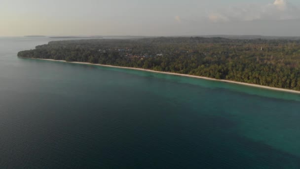 Εναέρια Μολυσμένη Λευκή Αμμουδιά Ηλιοβασίλεμα Στα Νησιά Γουαβ Μαλούκου Ινδονησία — Αρχείο Βίντεο