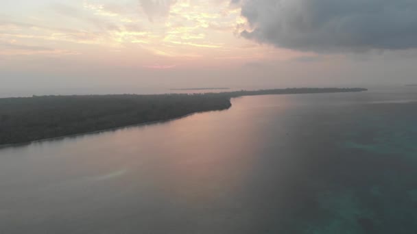 Letecká Nekontaminovaná Pobřežní Pláž Západ Slunce Ohoidertawun Kei Islands Maluku — Stock video