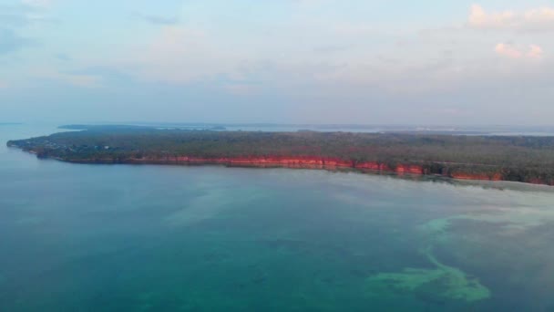 オオイダートウーンケイ諸島マルクインドネシアヤシの木のサンゴ礁干潮で汚染されていない海岸線のビーチの夕日 — ストック動画