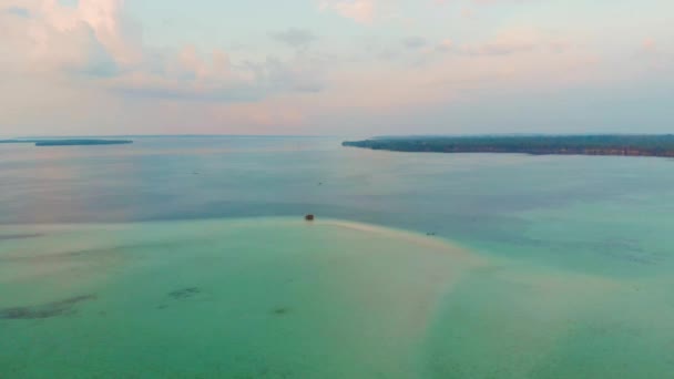 Aérea Puesta Sol Playa Costera Contaminada Las Islas Ohoidertawun Kei — Vídeo de stock