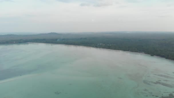 未受污染的海岸线海滩日落在奥洛伊德塔文基群岛马鲁库印度尼西亚棕榈树森林珊瑚礁低潮 原生电影式 Log 颜色配置文件 — 图库视频影像