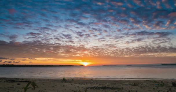 Timelapse Sunrise Tropisch Strand Zee Kleurrijke Dramatische Hemel Bewegende Wolken — Stockvideo