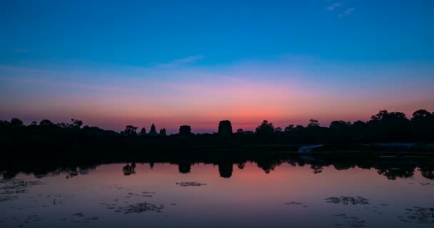 アンコールワットメインファサードシルエットでの日の出時間の経過 カンボジアの世界的に有名な寺院 雲を動かし 観光客がサイトを訪れる — ストック動画