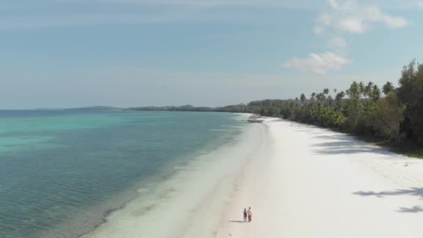 Aéreo Casal Caminhando Areia Branca Praia Tropical Turquesa Recife Coral — Vídeo de Stock