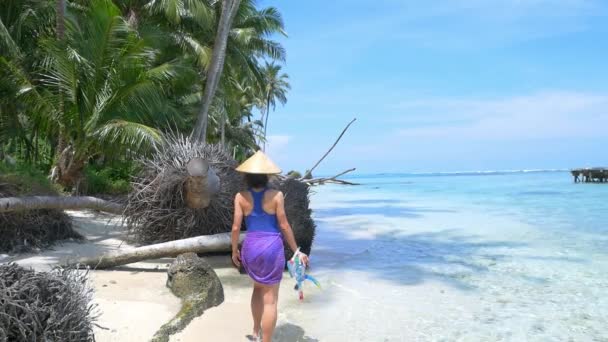 Cámara Lenta Mujer Caminando Soleada Playa Tropical Caribeña Palmeras Marinas — Vídeo de stock