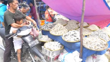 Lake Toba, Endonezya - mart 2019 civarı: Samosir Adası Gölü Toba Sumatra Endonezya, Batak insanlar satış ve gıda satın sokakta kalabalık yerel pazar