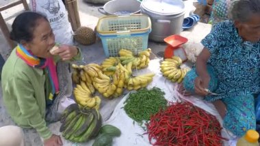 Lake Toba, Endonezya - mart 2019 civarı: Samosir Adası Gölü Toba Sumatra Endonezya, Batak insanlar satış ve gıda satın sokakta kalabalık yerel pazar
