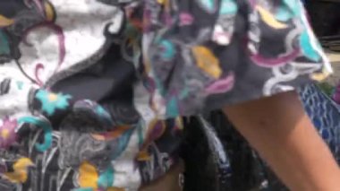 Lake Toba, Endonezya - mart 2019 civarı: Samosir Adası Gölü Toba Sumatra Endonezya, Batak insanlar satış ve gıda satın sokakta kalabalık yerel pazar