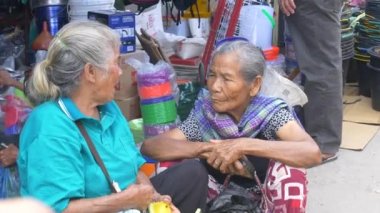 Lake Toba, Endonezya - mart 2019 civarı: Samosir Adası Gölü Toba Sumatra Endonezya, Batak insanlar satış ve gıda satın sokakta kalabalık yerel pazar