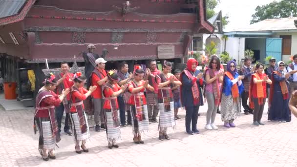 Lake Toba Indonesien März 2019 Freudig Fröhliche Batak Leute Führen — Stockvideo