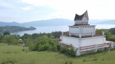Panorama göl Toba Samosir Adası Sumatra Endonezya. Toba Gölü, Batak etnik grubuna ev sahipliği yapan, suyla kaplı büyük bir volkanik kalderadır. Düz renk profili.