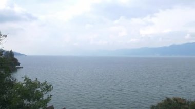 Panorama göl Toba Samosir Adası Sumatra Endonezya. Toba Gölü, Batak etnik grubuna ev sahipliği yapan, suyla kaplı büyük bir volkanik kalderadır. Düz renk profili.