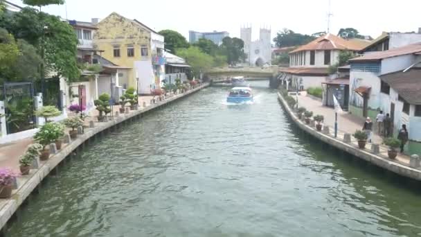 Melaka Malaysia Circa Februari 2019 Båtkryssning Vattenkanal Färgglada Bro Människor — Stockvideo